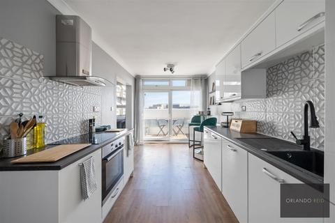 Grantham Road, London 2 bed apartment for sale