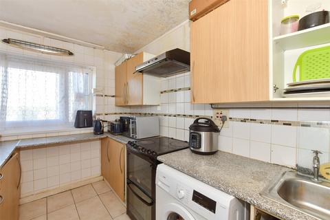 Navestock Crescent, Woodford Green... 2 bed flat for sale
