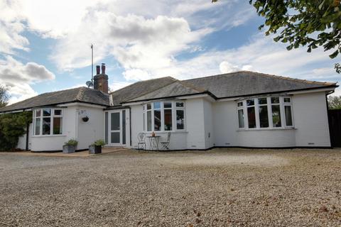 New Village Road, Cottingham HU20 5 bed detached bungalow for sale