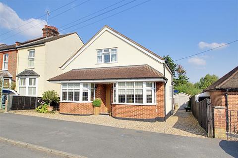 Alexandra Road, Kings Langley 3 bed detached house for sale
