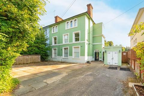Wellington Road, Hatch End 3 bed flat for sale