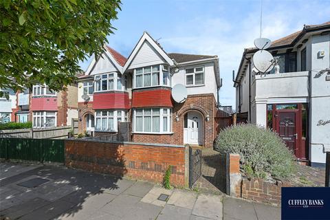 Teignmouth Gardens, Perivale... 3 bed semi