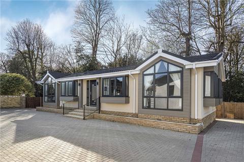 Nightingale Rise, Addlestone KT15 2 bed park home for sale