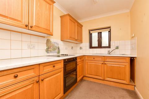 Wickham Road, Shirley, Croydon, Surrey 2 bed ground floor flat for sale