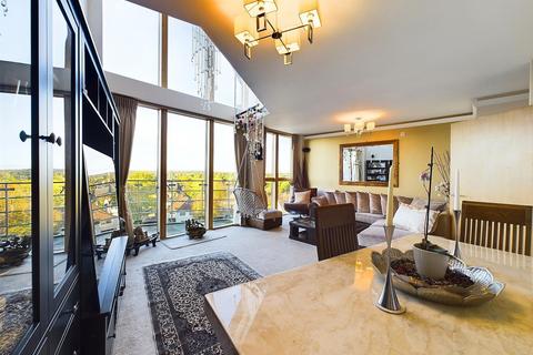 Ickenham Road, Ruislip HA4 2 bed penthouse for sale
