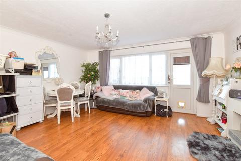 Gainsborough Drive, Selsey... 3 bed semi