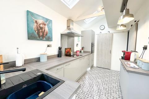 THE CRESCENT, HOLTON LE CLAY 3 bed detached bungalow for sale