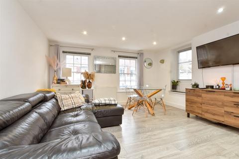 North Street, Leatherhead, Surrey 2 bed flat for sale