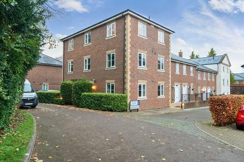 Malmesbury Gardens, Winchester, SO22 2 bed ground floor flat for sale
