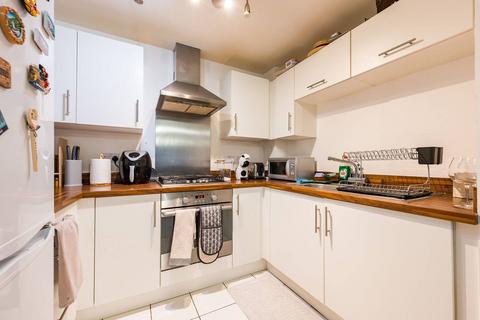 Shepherd Court, E14, Docklands... 1 bed flat for sale