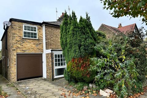 Avenue Road, London N14 3 bed semi