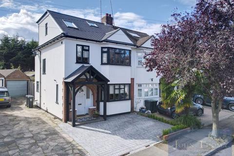 Hycliffe Gardens, Chigwell IG7 4 bed semi