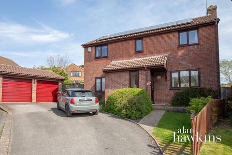 Swallows mead, Royal Wootton Bassett 4 bed detached house for sale