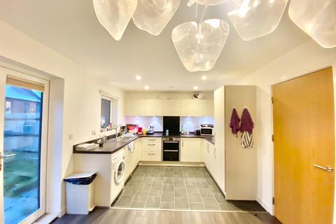 4 bedroom link detached house for sale