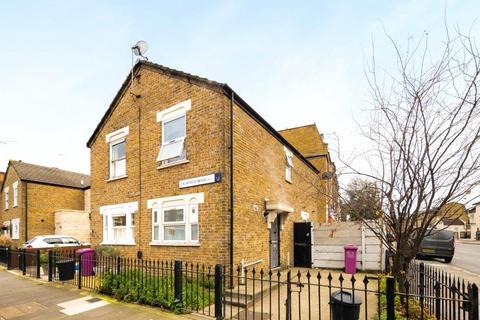Lichfield Road, Bow, London, E3 2 bed semi