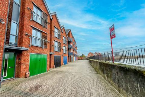The Wharf, Morton, Lincolnshire, DN21 3 bed terraced house for sale