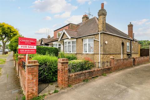 College Gardens, North Chingford 2 bed semi