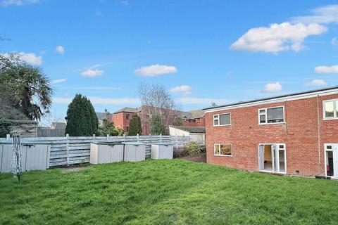 BALMORAL COURT, KIRTLETON AVENUE... 1 bed apartment for sale
