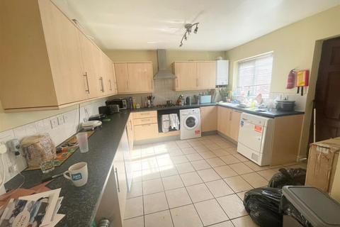 Teversal Avenue, Nottingham, NG7 5 bed semi
