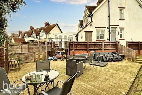 Ellis Avenue, Stevenage 3 bed semi