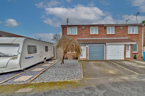 Sanderling Close, Featherstone... 3 bed semi