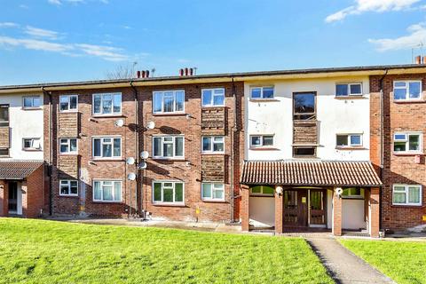 Sunderland Close, Rochester, Kent 2 bed flat for sale