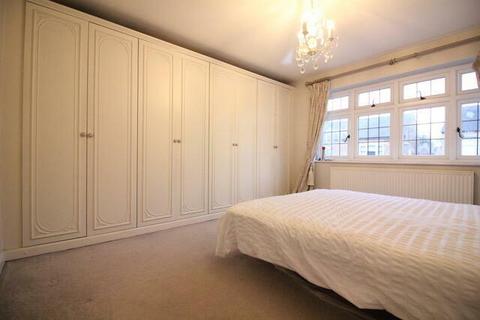 Charles Street, Uxbridge UB10 3 bed detached house for sale