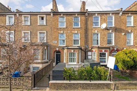 Belfort Road, Peckham, London, SE15 2 bed apartment for sale