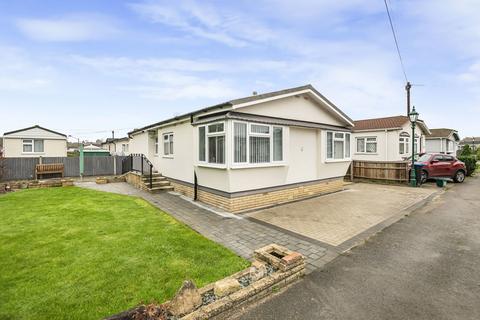 Woodlands, Addlestone KT15 2 bed park home for sale