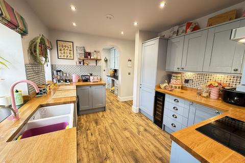 Holyhead Road, Llangefni, LL77 5 bed detached house for sale