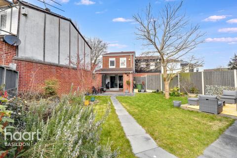 Daltons Fen, Basildon 2 bed semi
