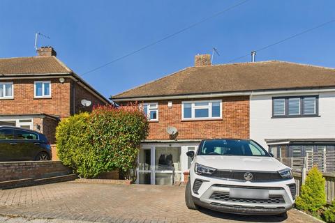 Maple Way, Coulsdon CR5 3 bed semi