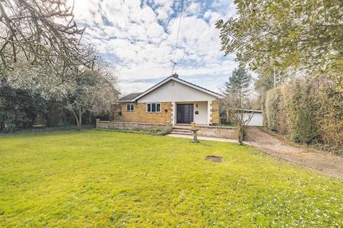 Friary Road, Wraysbury TW19 4 bed detached bungalow for sale
