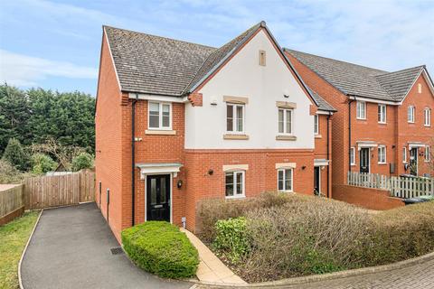 Quayle Court, Kidderminster 3 bed semi