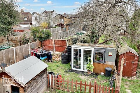 Grantham Gardens, Romford 2 bed flat for sale