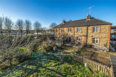 Weydon Farm Lane, Farnham, GU9 5 bed semi
