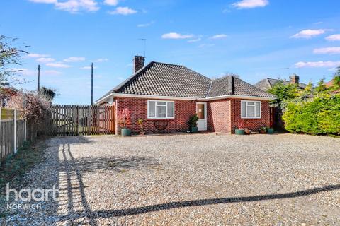 North Walsham Road, Coltishall 3 bed detached bungalow for sale