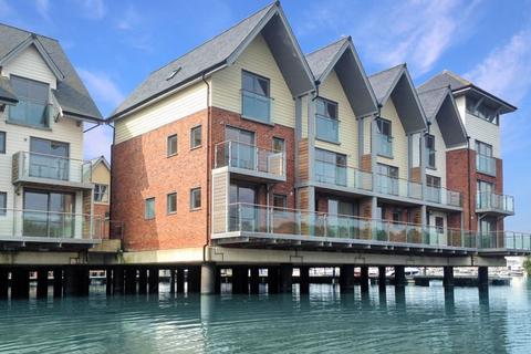 Heron Square, Newport PO30 3 bed terraced house for sale