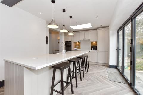 The Villas, Canterbury CT3 3 bed semi