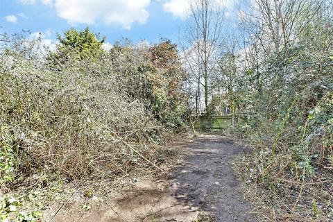 Beaumont Davey Close, Faversham, Kent 3 bed detached house for sale