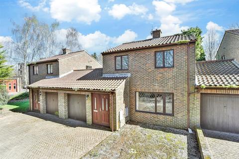 Beaumont Davey Close, Faversham, Kent 3 bed detached house for sale