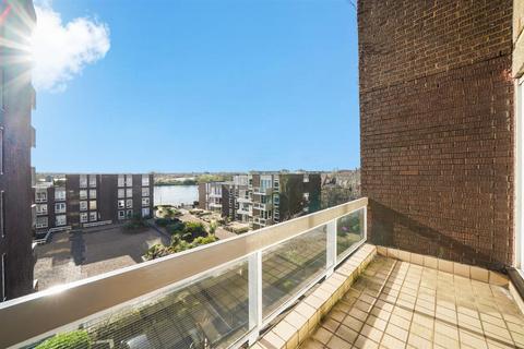 Holyport Road, Fulham, London 2 bed flat for sale