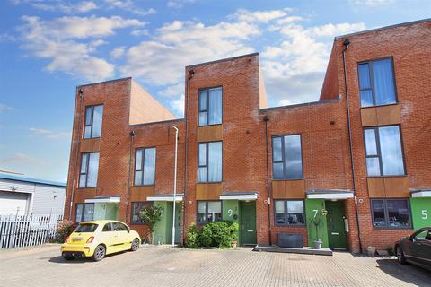 Goldswain End, Aylesbury 3 bed terraced house for sale