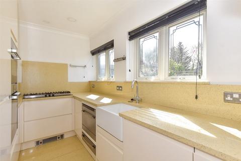 High Street, Hornchurch, Essex 2 bed duplex for sale
