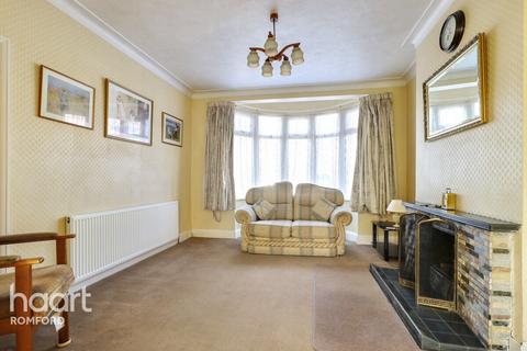 Hamilton Avenue, Romford, RM1 4RP 4 bed semi