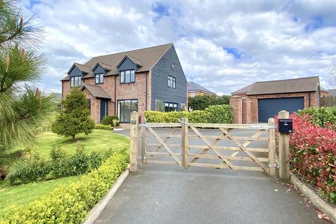 7 West Side Drive, Welshpool Road... 3 bed detached house for sale