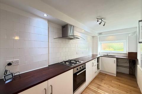Elm Road, Leigh on Sea SS9 2 bed apartment for sale
