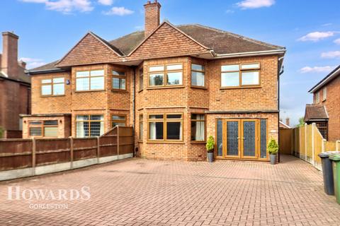 Lowestoft Road, Gorleston 4 bed semi