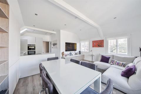 Fitzjohns Avenue, Hampstead, London, NW3 2 bed flat for sale