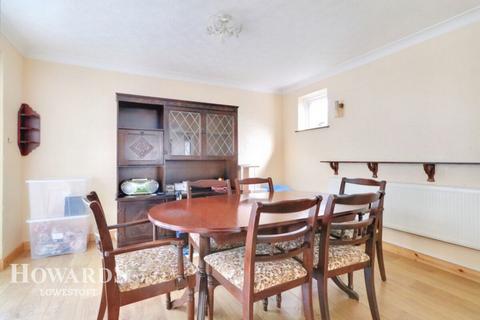 Cotswold Way, Lowestoft 3 bed detached house for sale